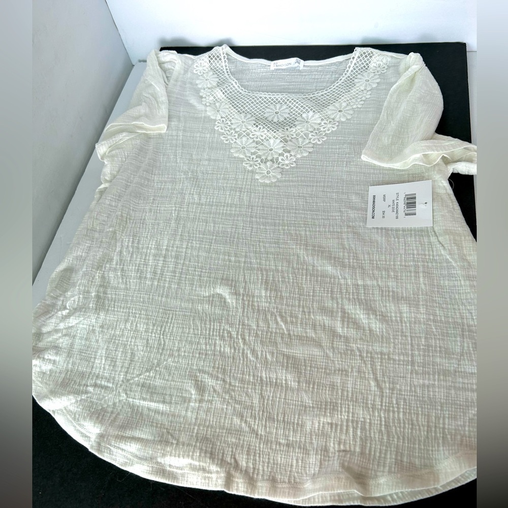NWT 89th & Madison White Crinkle Knit Top with Lace Trim on Neckline